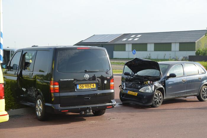 Bestelbus en personenwagen botsen op kruising