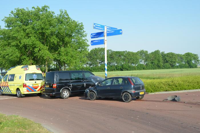 Bestelbus en personenwagen botsen op kruising