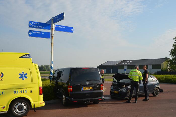 Bestelbus en personenwagen botsen op kruising