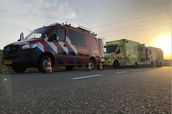 Brandweer haalt te water geraakte vrouw uit de Lek