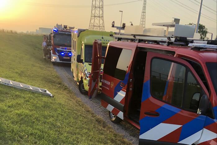 Brandweer haalt te water geraakte vrouw uit de Lek