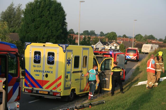 Brandweer haalt te water geraakte vrouw uit de Lek