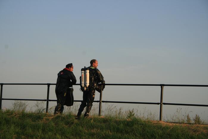 Brandweer haalt te water geraakte vrouw uit de Lek