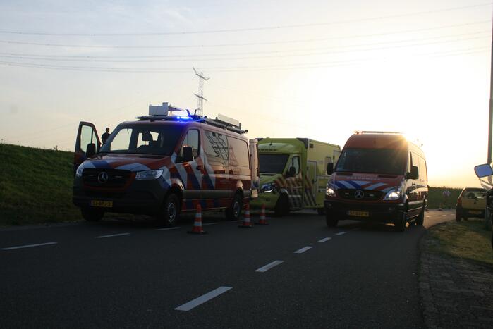 Brandweer haalt te water geraakte vrouw uit de Lek