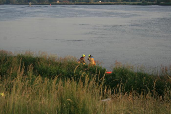 Brandweer haalt te water geraakte vrouw uit de Lek