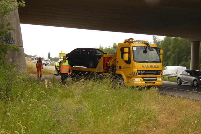 Automobilist met pech rent snelweg op