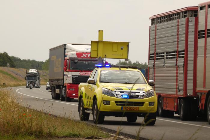 Automobilist met pech rent snelweg op