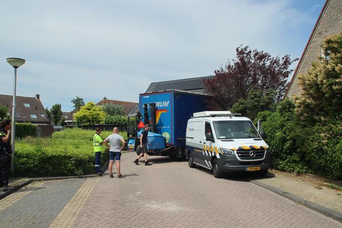 Chauffeur rijdt dieseltank vrachtwagen kapot