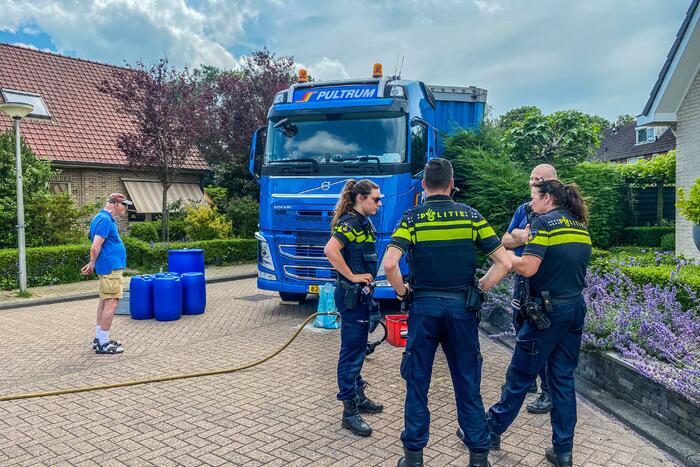 Chauffeur rijdt dieseltank vrachtwagen kapot