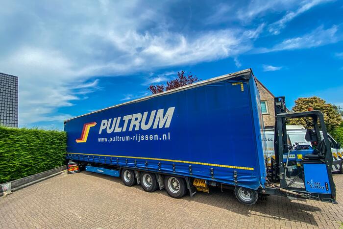 Chauffeur rijdt dieseltank vrachtwagen kapot