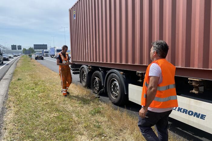 Vrachtwagen heeft klapband en botst op personenauto