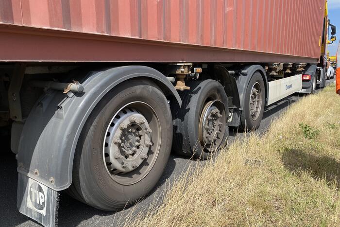 Vrachtwagen heeft klapband en botst op personenauto