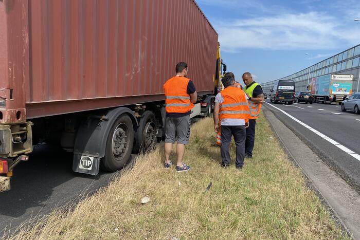 Vrachtwagen heeft klapband en botst op personenauto