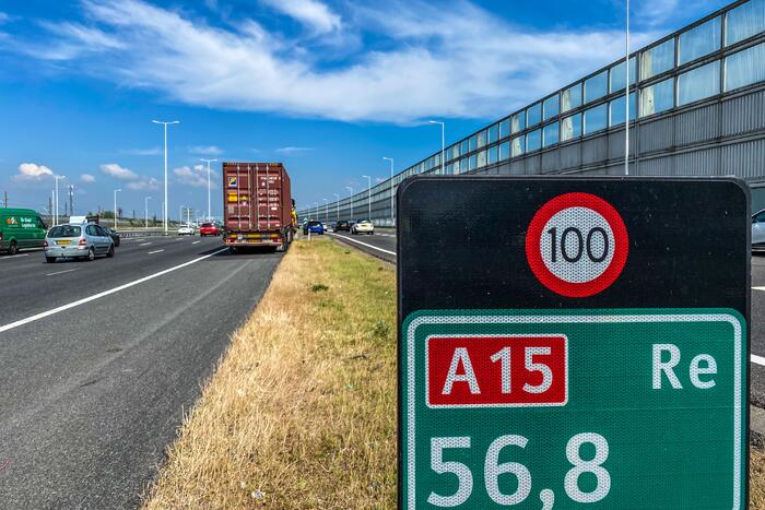 Vrachtwagen heeft klapband en botst op personenauto