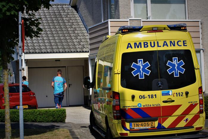 Bestuurster raakt onwel en verliest controle over personenauto