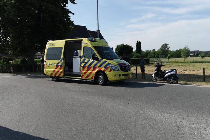 Fietsster schrikt van bestelbus en botst tegen lantarenpaal
