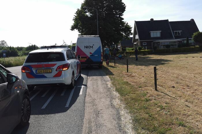 Fietsster schrikt van bestelbus en botst tegen lantarenpaal