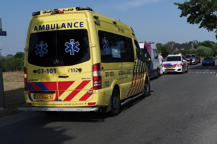 Fietsster schrikt van bestelbus en botst tegen lantarenpaal