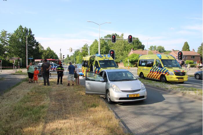 Fietser zwaargewond door botsing met personenauto