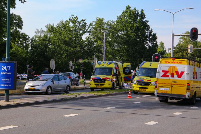 Fietser zwaargewond door botsing met personenauto