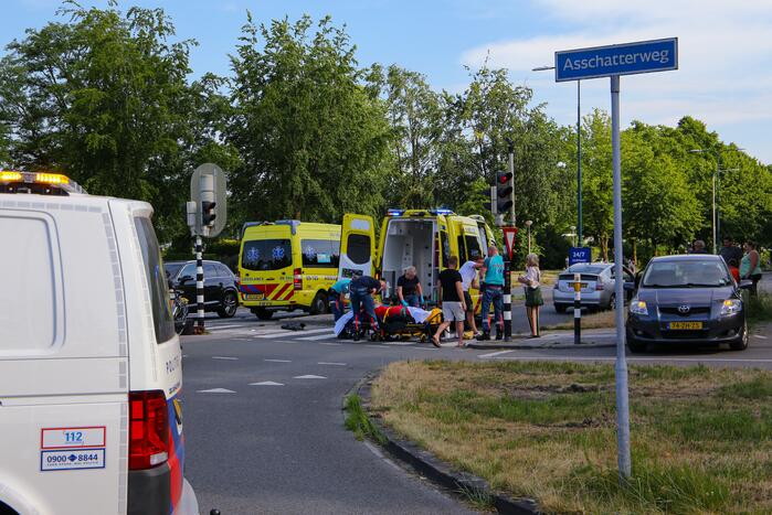 Fietser zwaargewond door botsing met personenauto