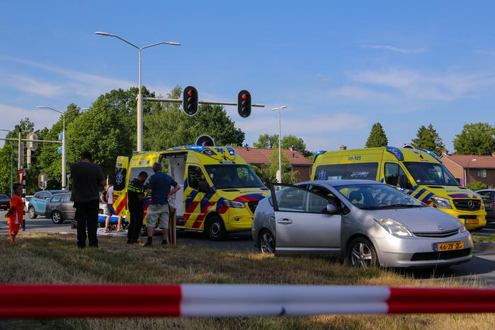 Fietser zwaargewond door botsing met personenauto