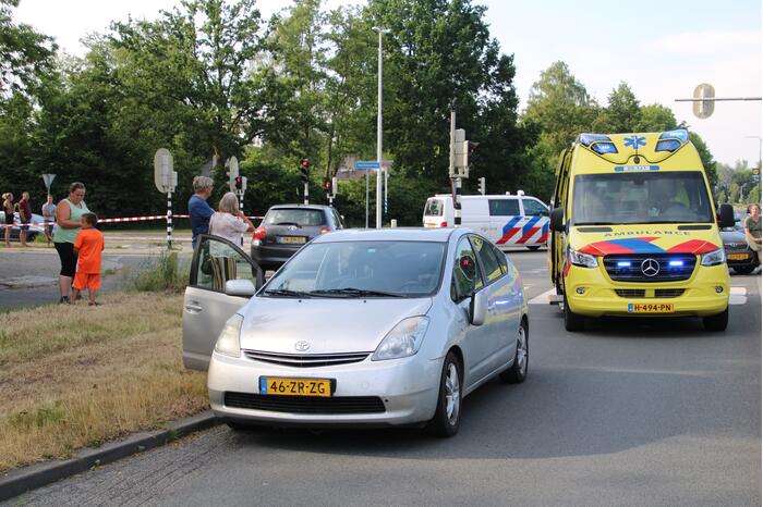 Fietser zwaargewond door botsing met personenauto