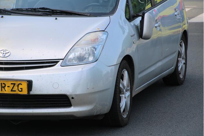 Fietser zwaargewond door botsing met personenauto