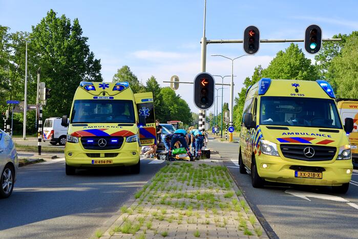 Fietser zwaargewond door botsing met personenauto