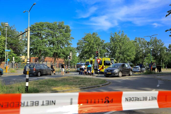 Fietser zwaargewond door botsing met personenauto