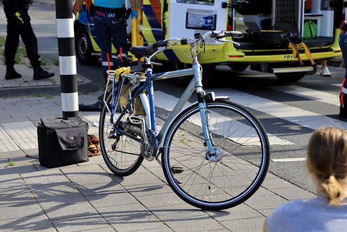 Fietser zwaargewond door botsing met personenauto