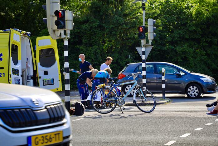 Fietser zwaargewond door botsing met personenauto