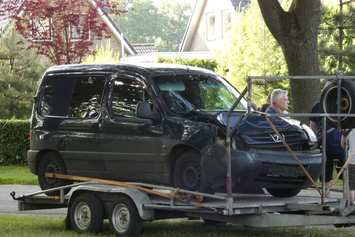 Botsing tussen bestelbus en scooter