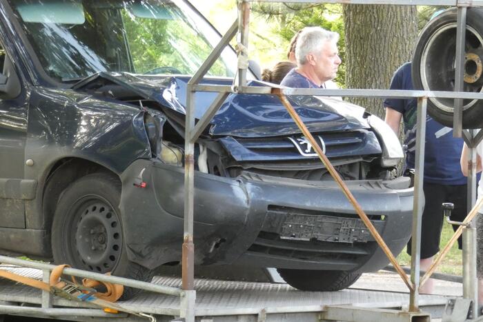 Botsing tussen bestelbus en scooter
