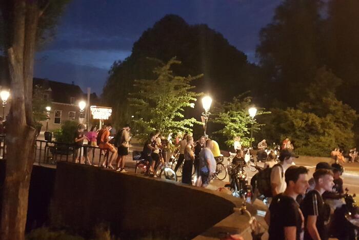 Voetbalsupporters vieren feest bij de Stier