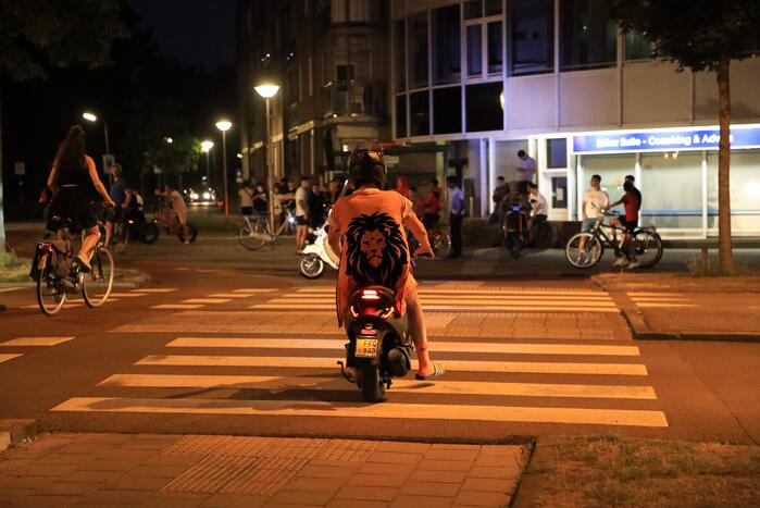 Voetbalsupporters vieren feest bij de Stier