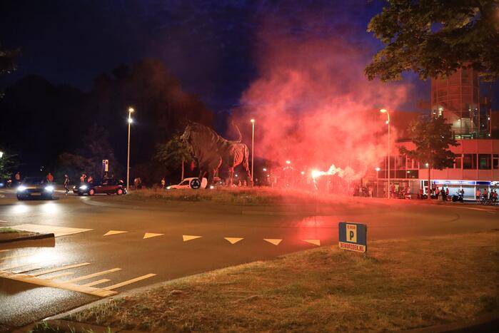 Voetbalsupporters vieren feest bij de Stier