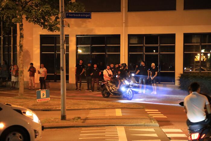 Voetbalsupporters vieren feest bij de Stier