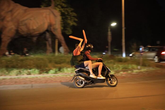 Voetbalsupporters vieren feest bij de Stier