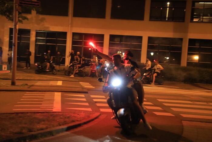 Voetbalsupporters vieren feest bij de Stier