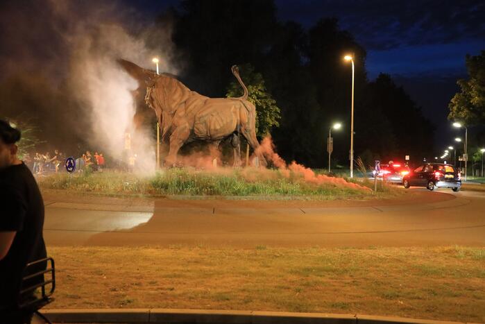 Voetbalsupporters vieren feest bij de Stier