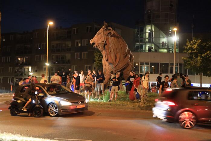 Voetbalsupporters vieren feest bij de Stier