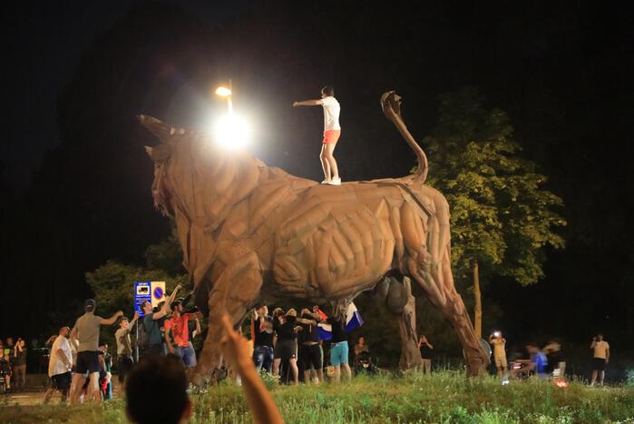 Voetbalsupporters vieren feest bij de Stier