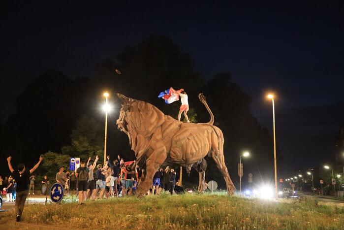 Voetbalsupporters vieren feest bij de Stier
