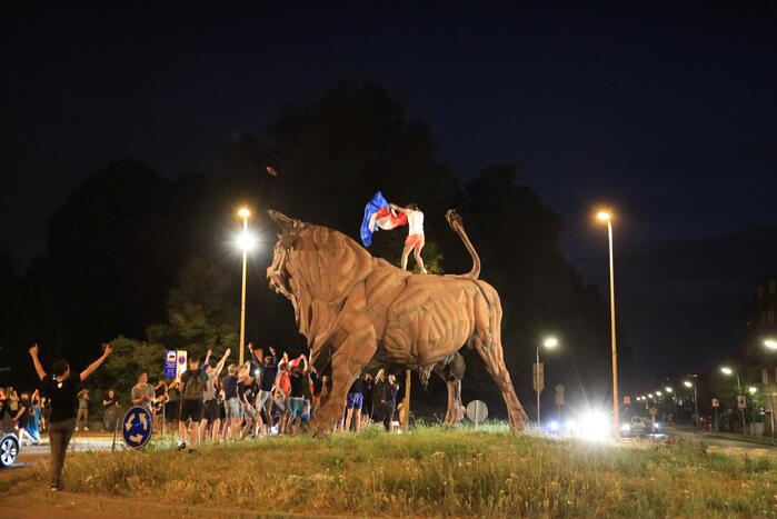 Voetbalsupporters vieren feest bij de Stier