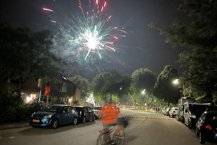 Voetbalsupporters vieren feest op rotonde