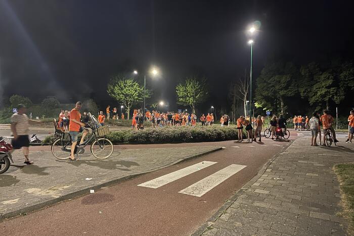 Voetbalsupporters vieren feest op rotonde