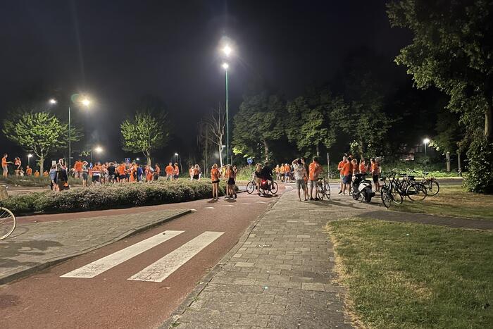 Voetbalsupporters vieren feest op rotonde