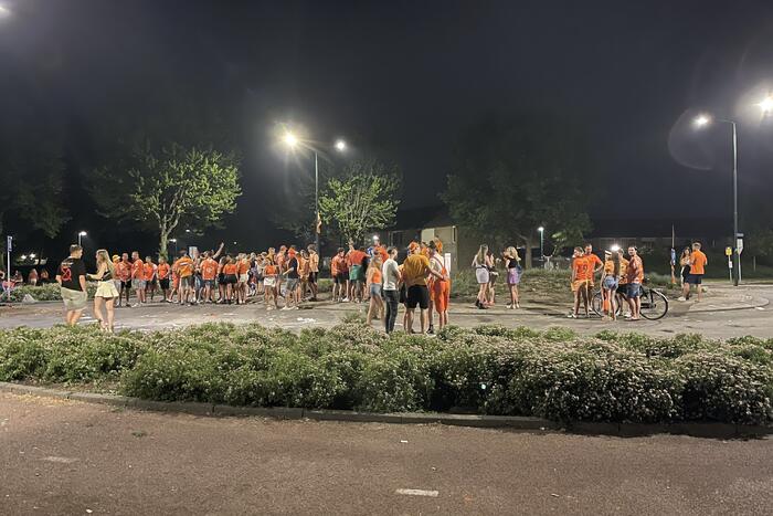 Voetbalsupporters vieren feest op rotonde