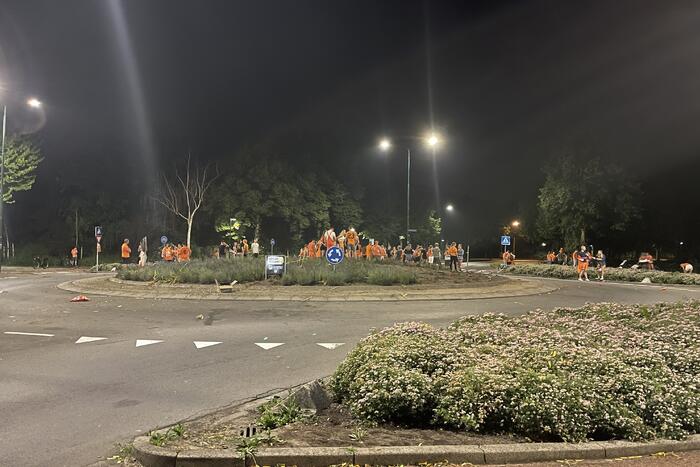 Voetbalsupporters vieren feest op rotonde